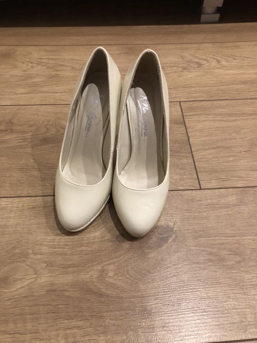 Buty damskie na obcasie .