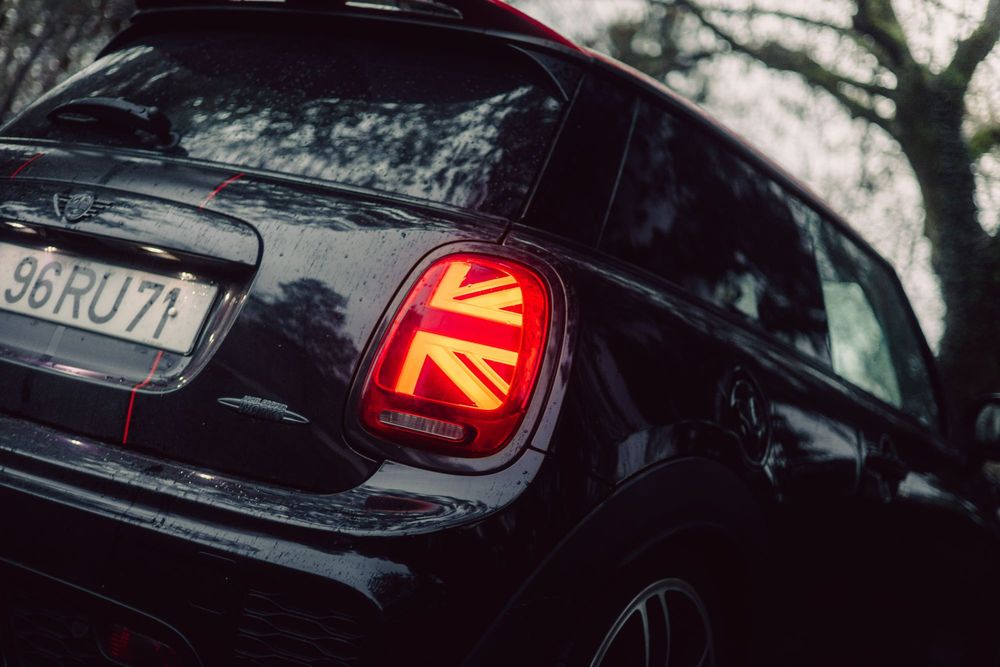 Mini John Cooper Works com muito material