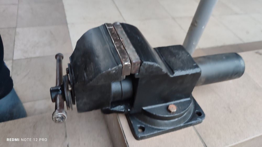 Тиски слесарные поворотные  125 мм в отличном состоянии,