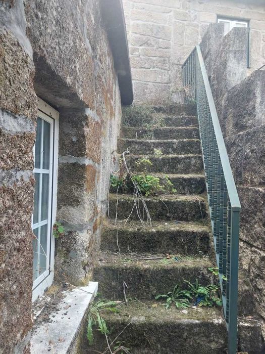 Moradia t4 interior para recuperar- toda em pedra 2 gar.,negociável