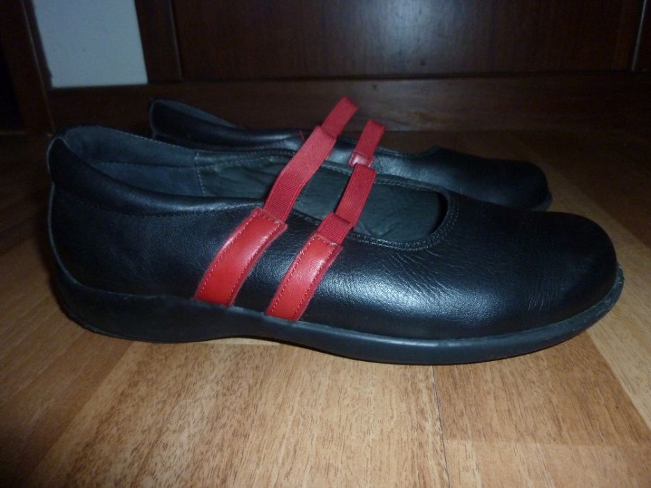 Sapatos pretos / sabrinas em pele