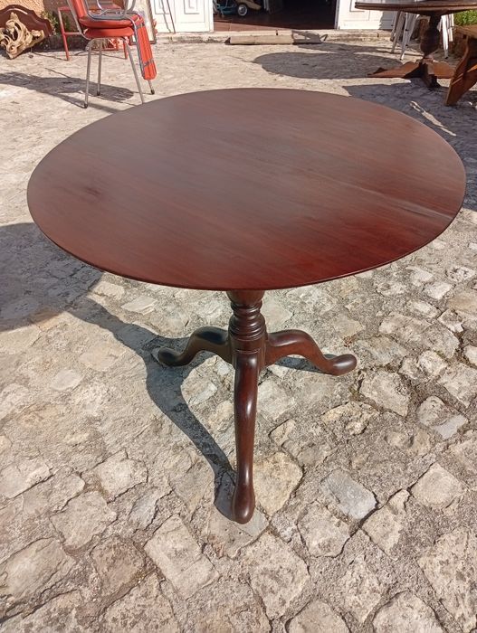 Mesa de apoio redonda com tampo basculante