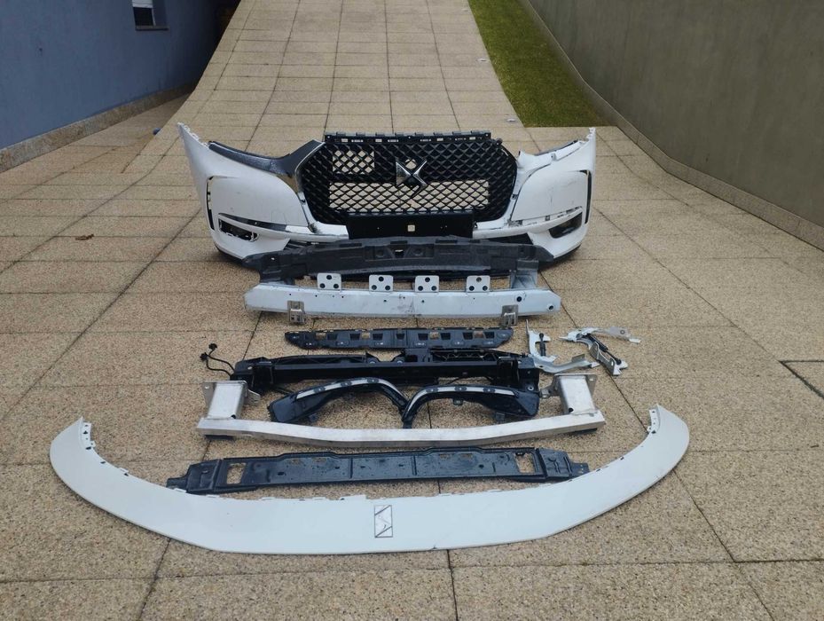 Material de frente DS7 inclui farois led vision + capô