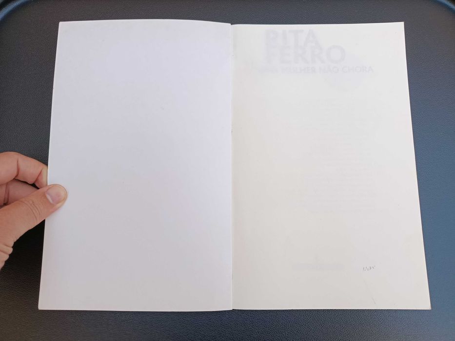 Livro "Uma Mulher Não Chora", Rita Ferro