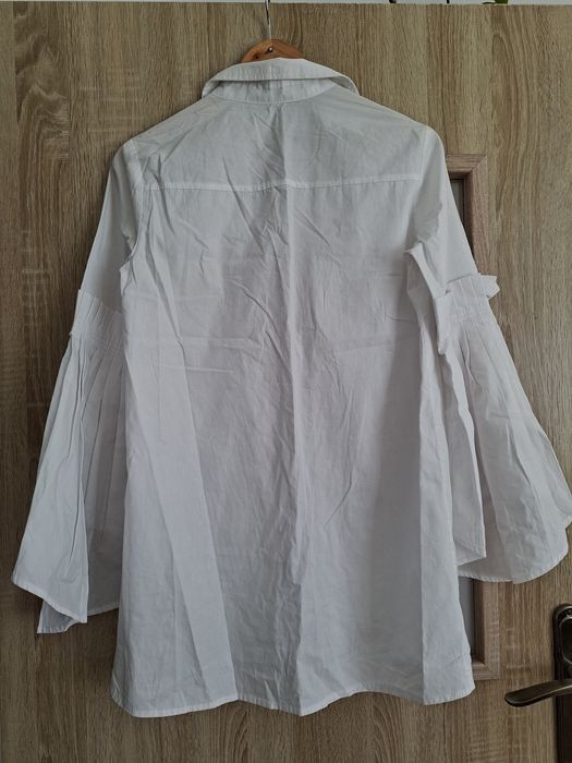 Elegancka biała koszula z szerokimi rekawami