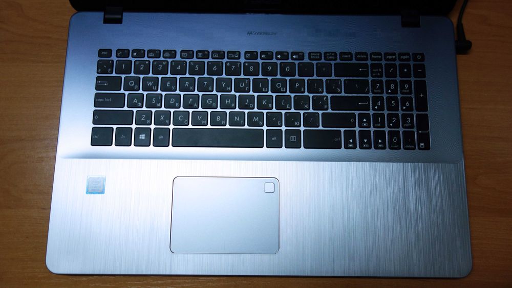 ASUS Vivobook 17.3 (i5-8250U, Nvidia) / Під відновлення