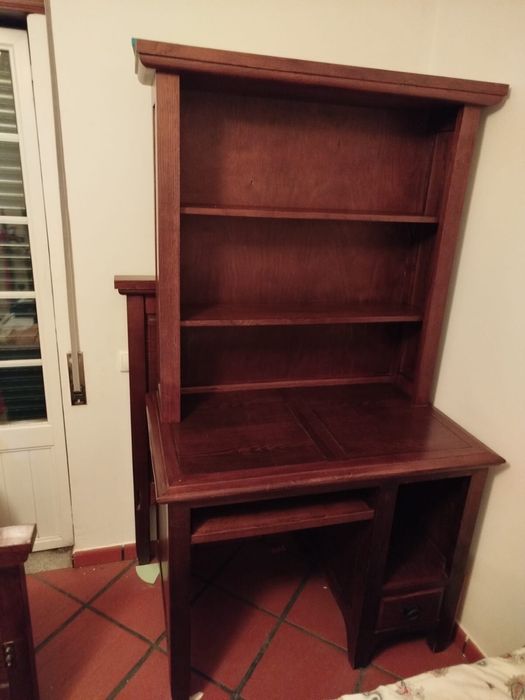 Cama de solteiro, mesinha de cabeceira e escrivaninha