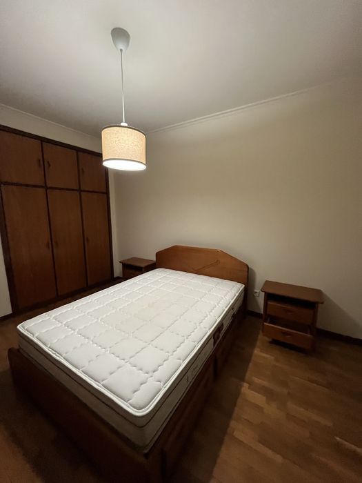 Cama de solteiro e meio em madeira maciça, colchão e estrado