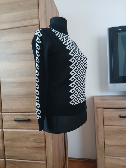 Sweter damski  czarny z białym  geometrycznym  wzorem  M