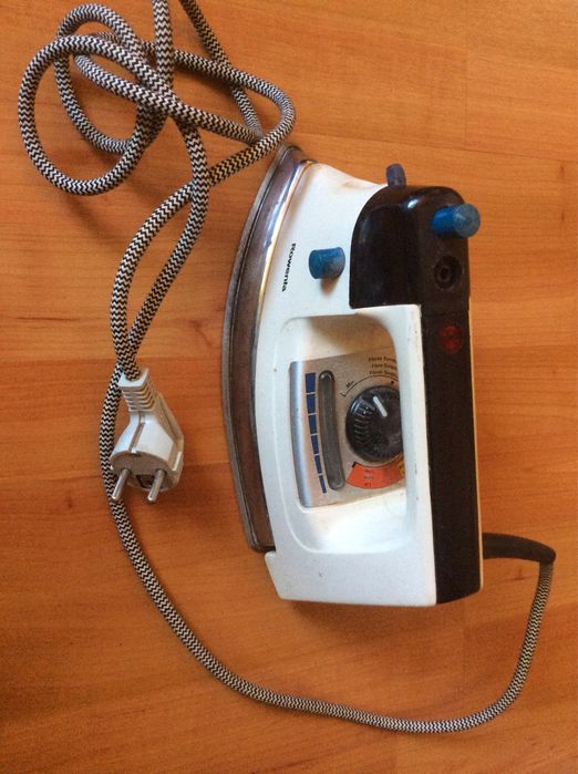 Vendo telefone e ferro de engomar em bom estado