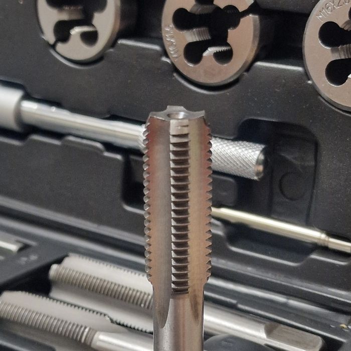 Набір плашок і метчиків 110пр. М2-М18