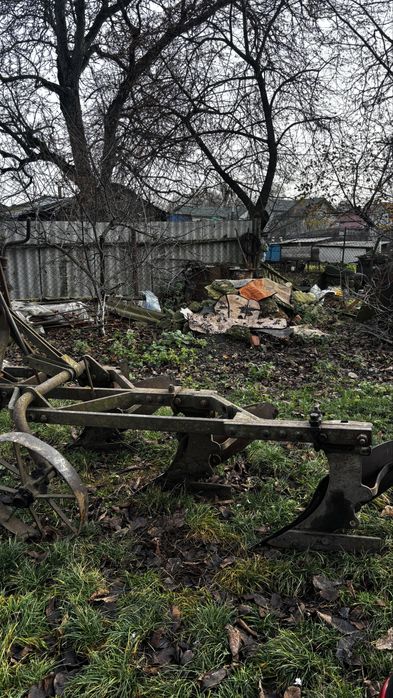 Плуг трьох корпусний в хорошому стані