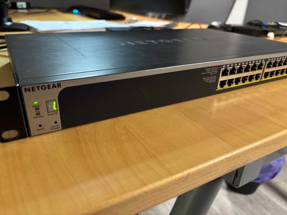 Switch 24 Portas - Netgear S330-28X-PoE+ (PoE 10Gbps)