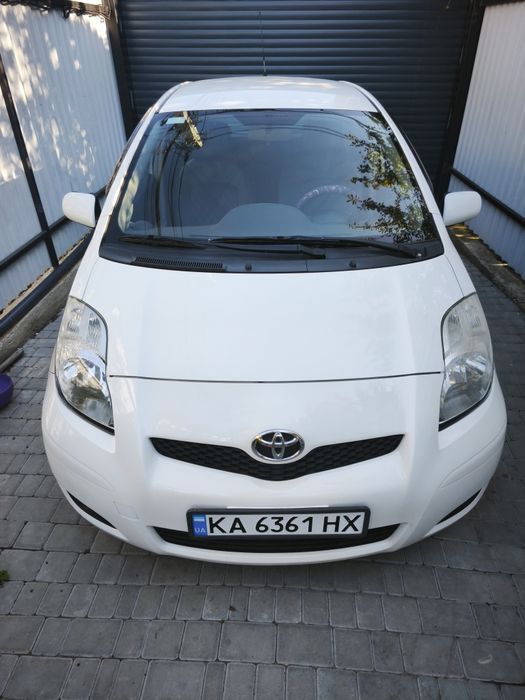 Продаётся личный автомобиль Toyota Yaris 2011 года