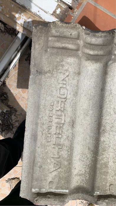 Dou Telhas em cimento pretas usadas