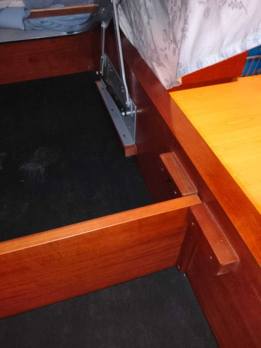 Cama individual elevatória, com arrumação, com colchão e mesa de cabeceira, em cerejeira