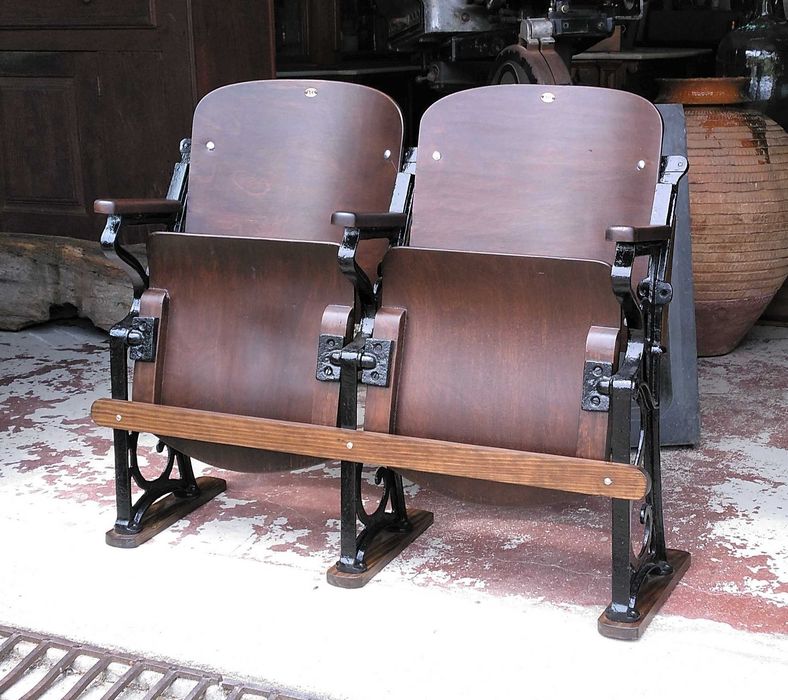 Par de cadeiras de cinema centenárias