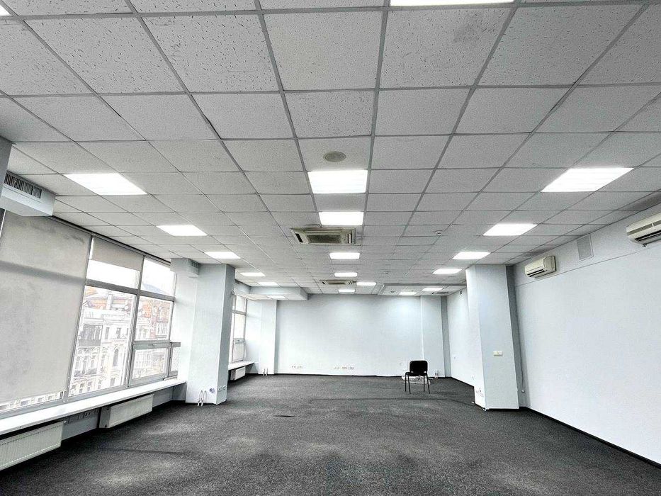 Офіс 181м2 з фасадом і паркінгом біля метро Площа Українських Героїв