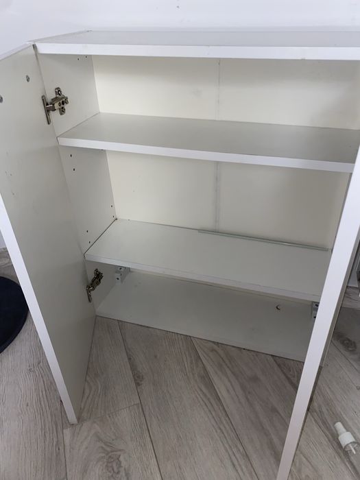 Biała szafka na ścianę