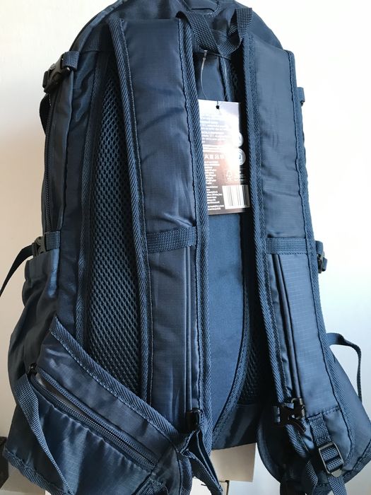 Plecak niebieski trekkingowy 25 l, regulacja objętości, rzep na bukłak