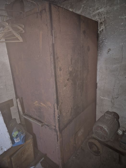 Wedzarnia metalowa, solidna konstrukcja.