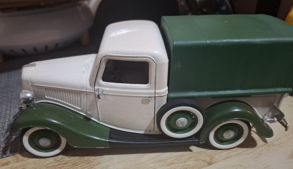 Ford v8 Commercial 1:18 Solido