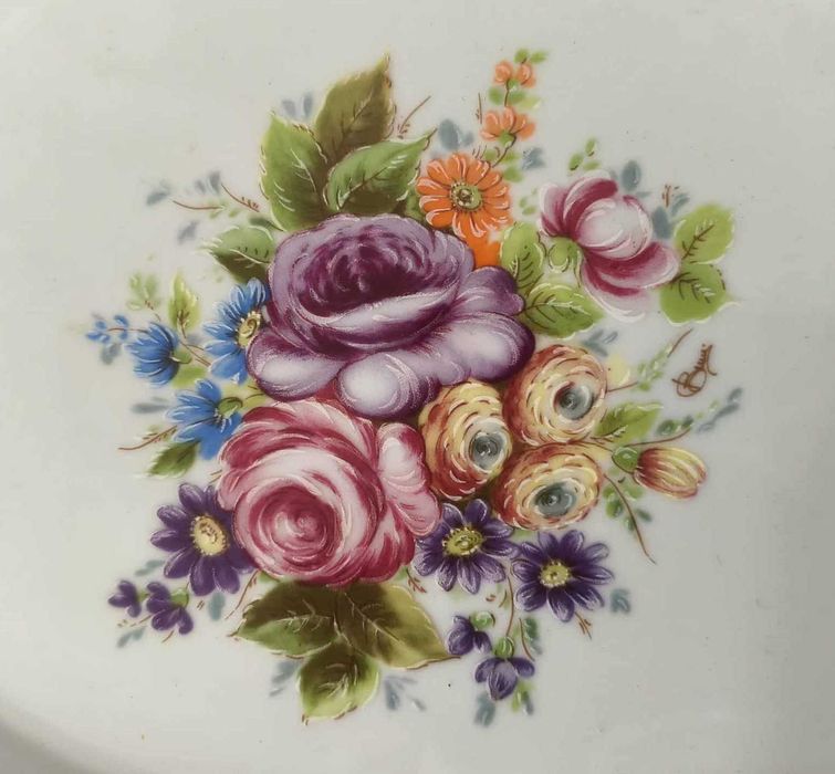 Bule com prato em porcelana.