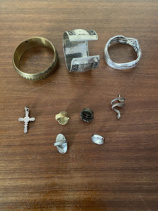 Conjunto de 3 pulseiras, 4 aneis e 1 cruz