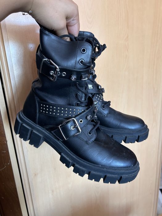 Botas pretas tamanho 39