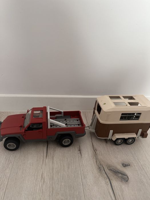 Zestaw figurek schleich razem ze stajnia i autem