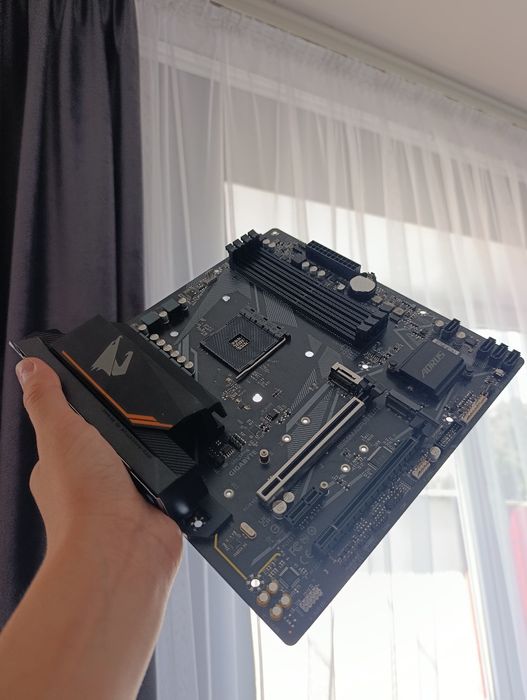 Материнська плата Gigabyte b550m aorus elite