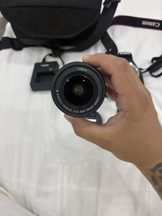 Canon EOS 2000D + 18-55mm — Como Nova