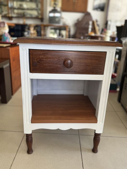 Mesinha de cabeceira restaurada/pintada