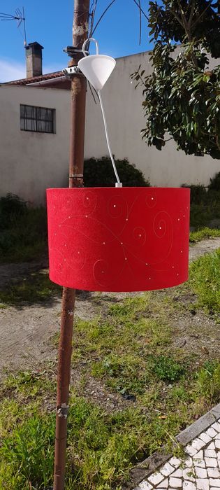 Candeeiro vermelho de sala