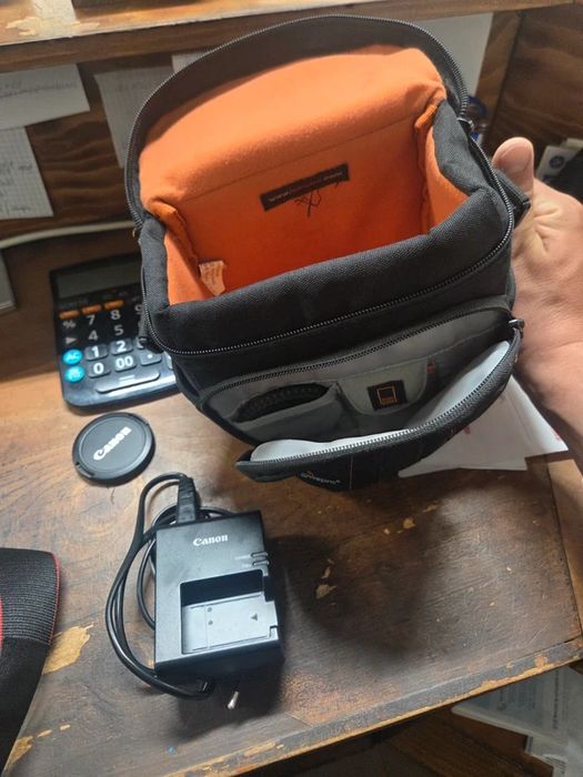 Canon EOS 1100D Objetiva 18-55mm II Bolsa Lowepro