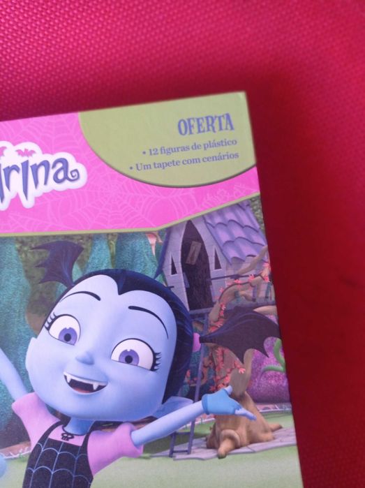 Livro Vampirina com cenário e personagens