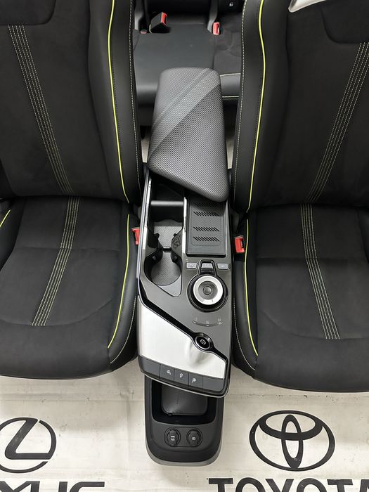 Kia EV6 GT салон карти підлокітник руль сідушка крісло