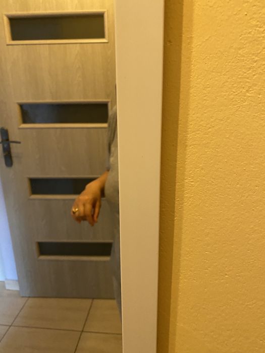 Lustro w białej ramie