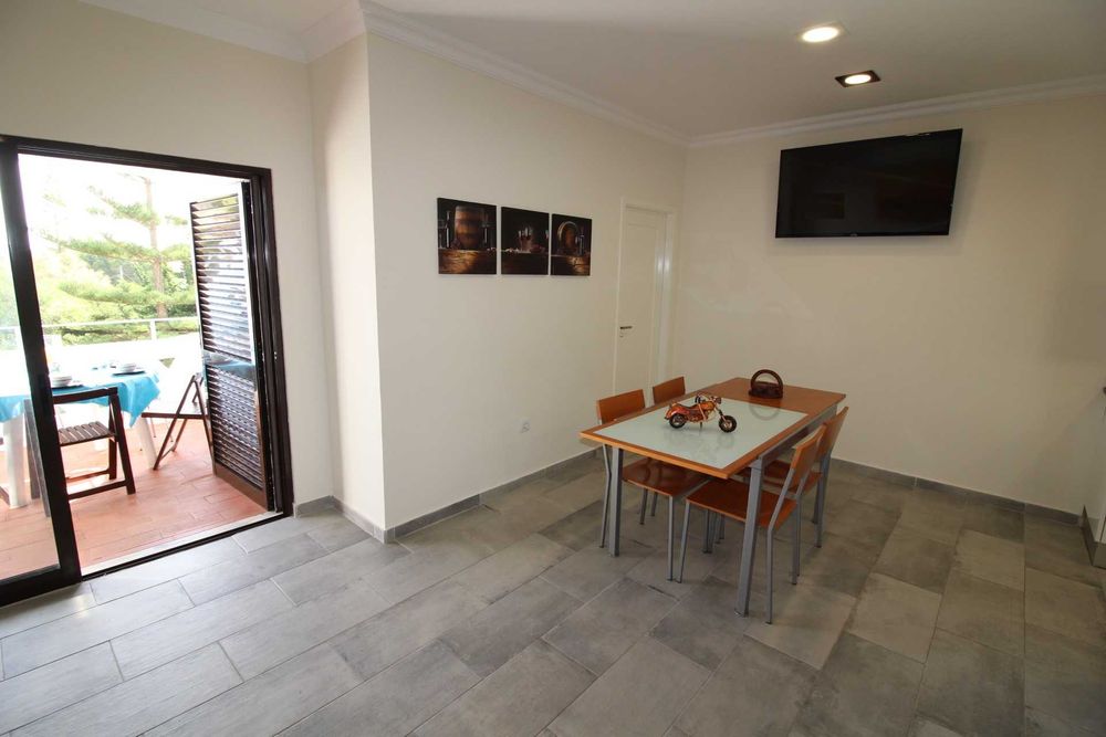 Alporchinhos T2 com Piscina a 500 metros praia