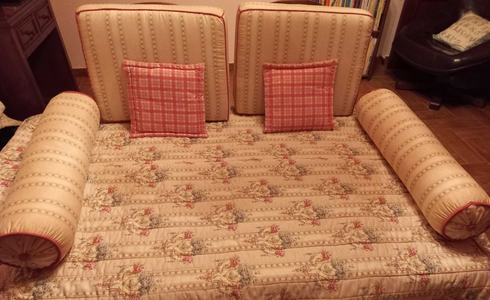 Dois conjuntos de almofadões, rolos,  edredão  para cama de criança