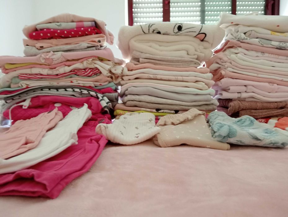 Vestidos e roupinhas de bebé 3-6 e 6-9meses.