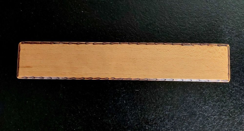 Nóż do papieru w drewnianym etui.
