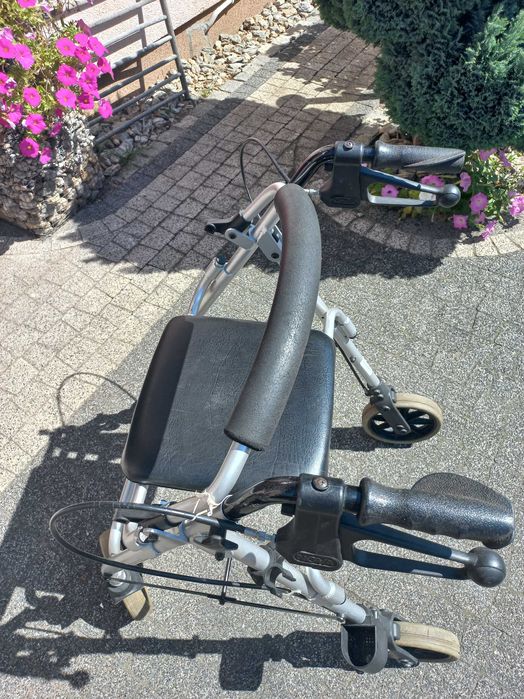 lekki chodzik podpórka rollator na kółkach  z oparciem