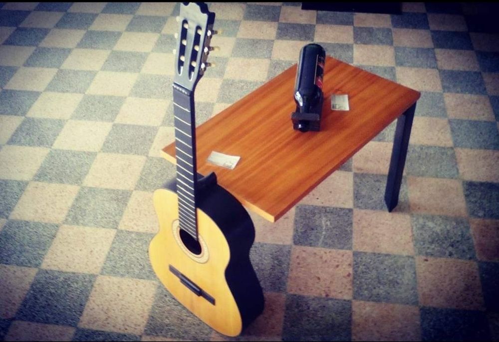 Mesa de sala guitarra
