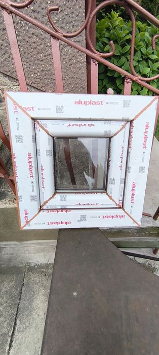 Okno Aluplast 2 szybowe szer 40.5x41.5 cm