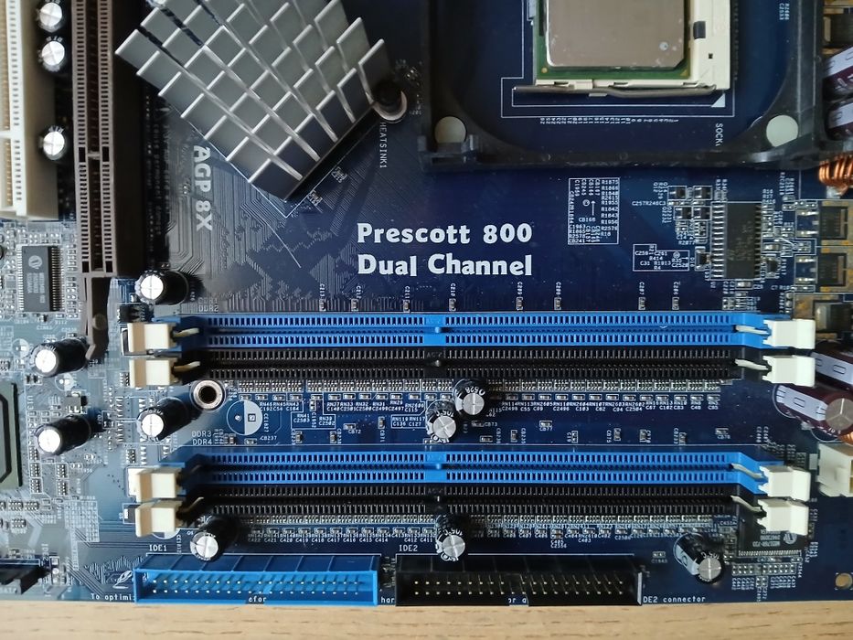 Retro płyta główna Asrock P4V88+ PGA478 + procesor Intel Celeron D 2,66GHz