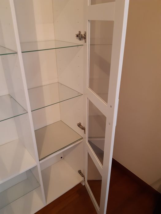 Armário com prateleiras