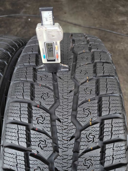 R17 215 60 шини зимові 24р Toyo Observe GSI-6LS як нові Японські