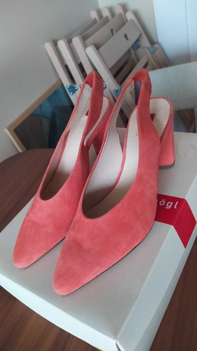 Koralowe buty na obcasie