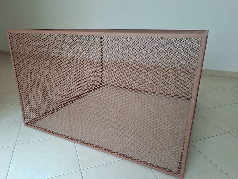 Mesa de ferro castanho